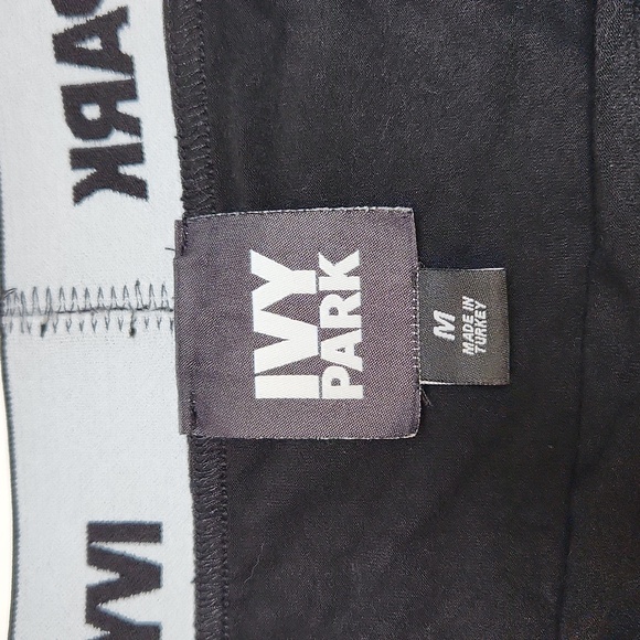 Pre-loved Ivy Park black crop top Size M - Picture 3 of 3